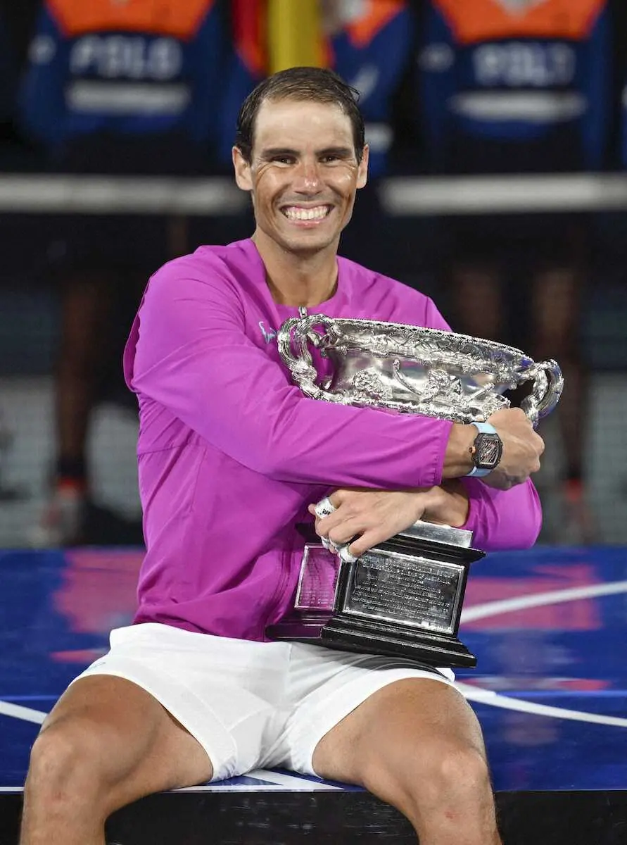 全豪オープンテニス男子シングルスで優勝を果たし、トロフィーを抱きしめるラファエル・ナダル