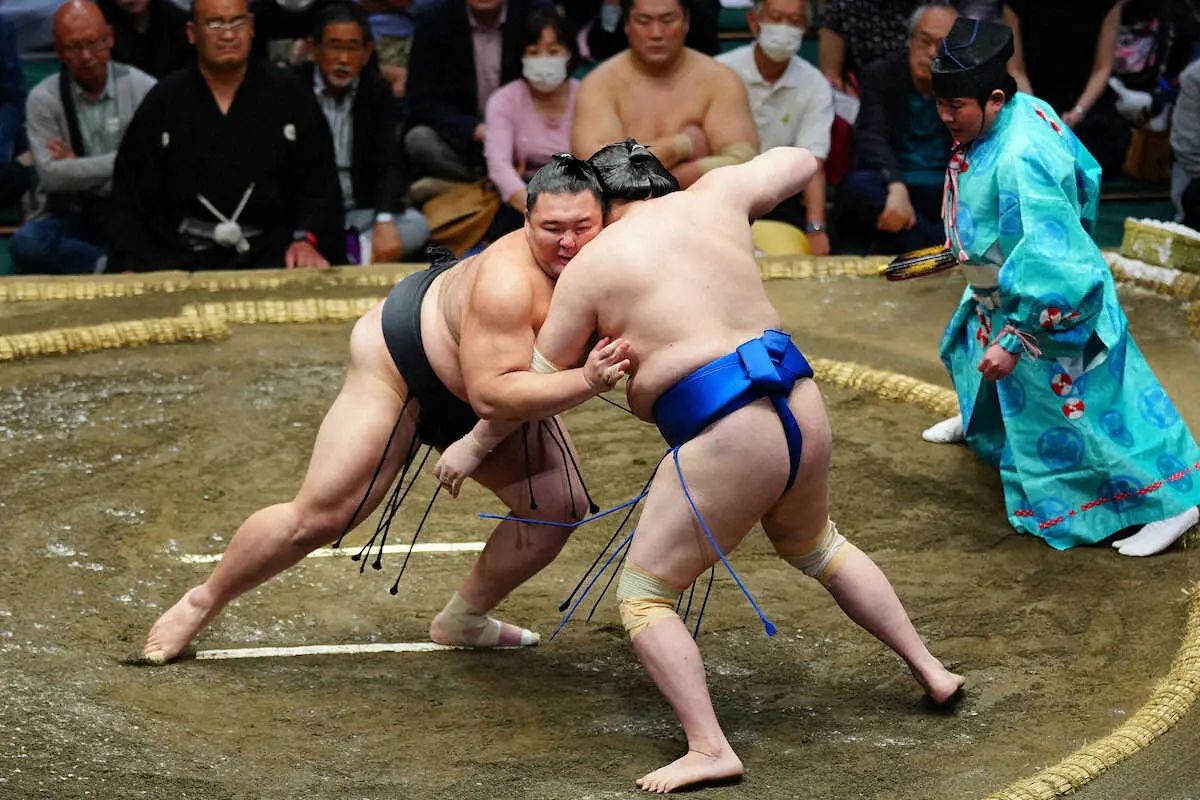 【画像・写真】朝乃山　初日から無傷7連勝！同学年の一山本を一気に押し出し　勝ち越しまであと1勝
