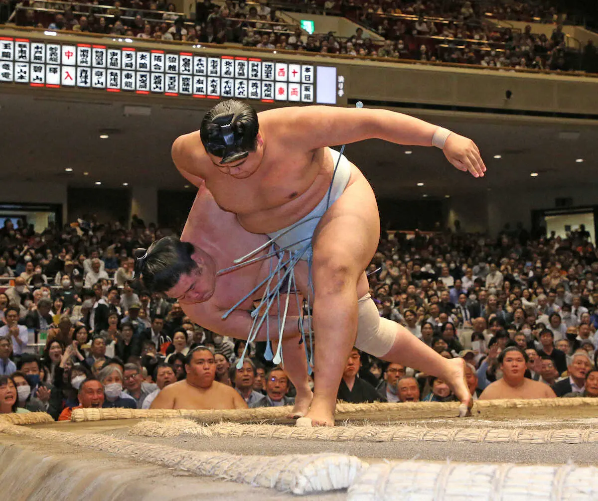 【画像・写真】北青鵬　逆転で2敗死守　絶体絶命の態勢から逆転右上手投げ「全然残せた」