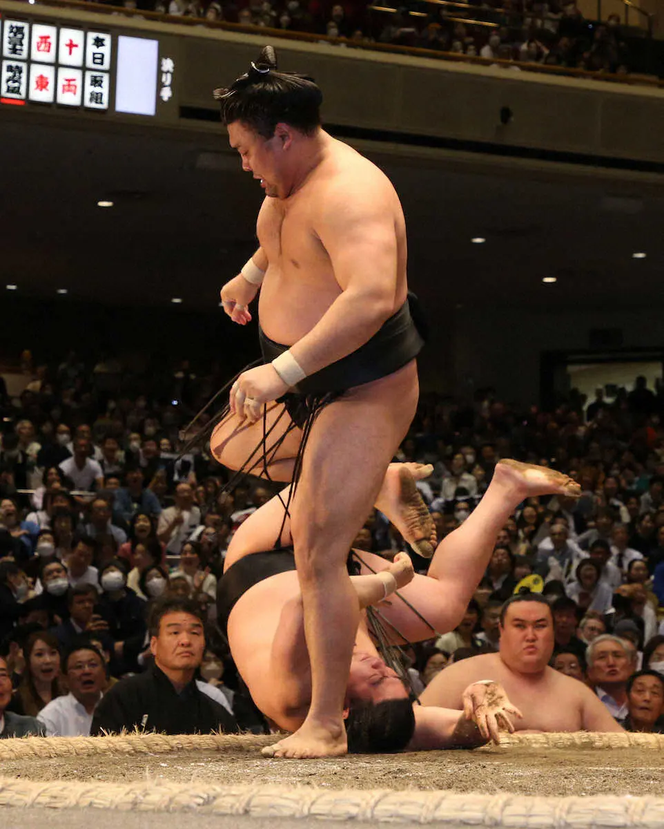 【画像・写真】霧馬山勝ち越し　流れるような連続技　大関昇進の条件に接近