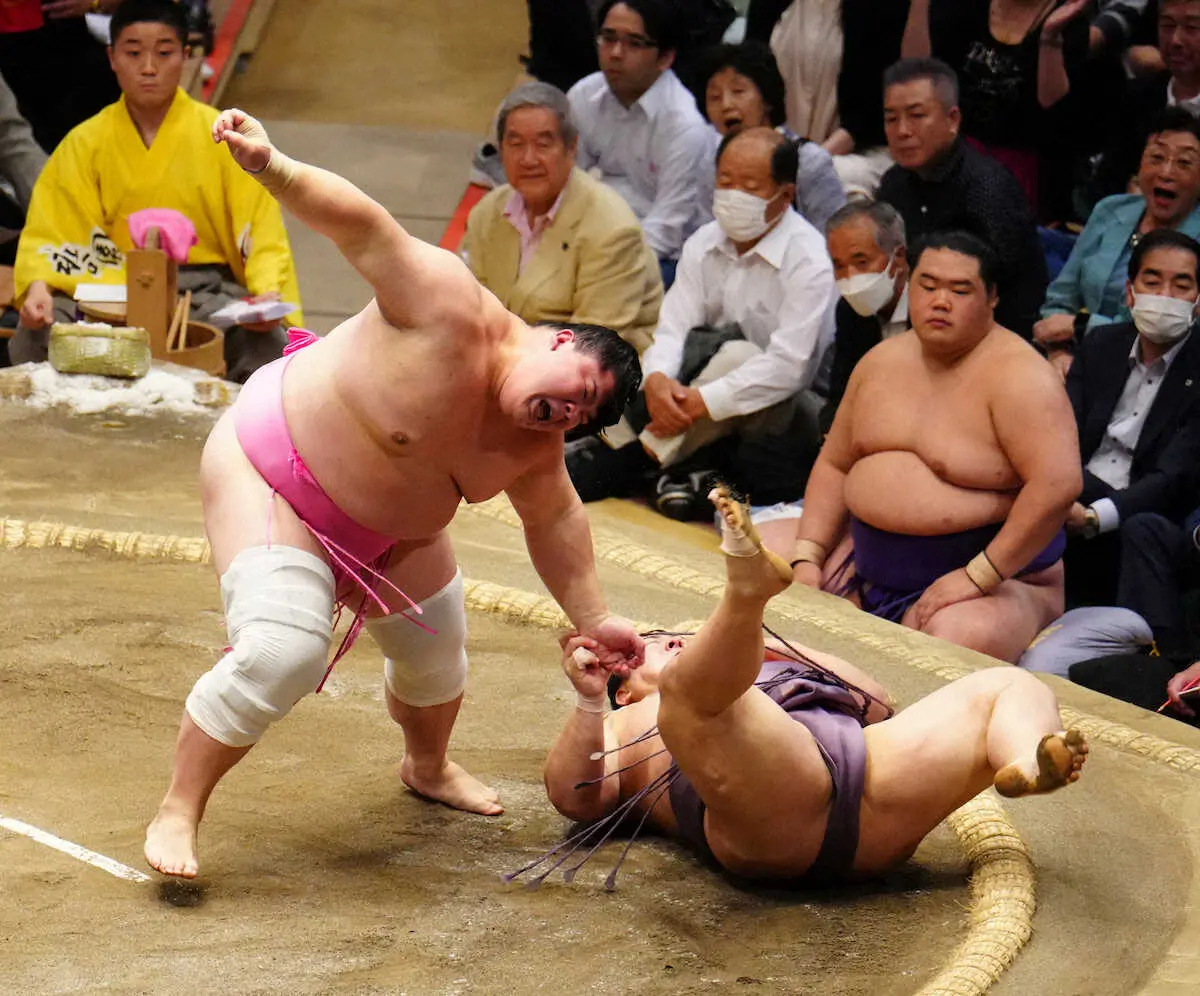 【画像・写真】珍手のデパート！宇良　幕内では25年ぶり決まり手「ずぶねり」で白星　関学大時代に受けてきた技決めた