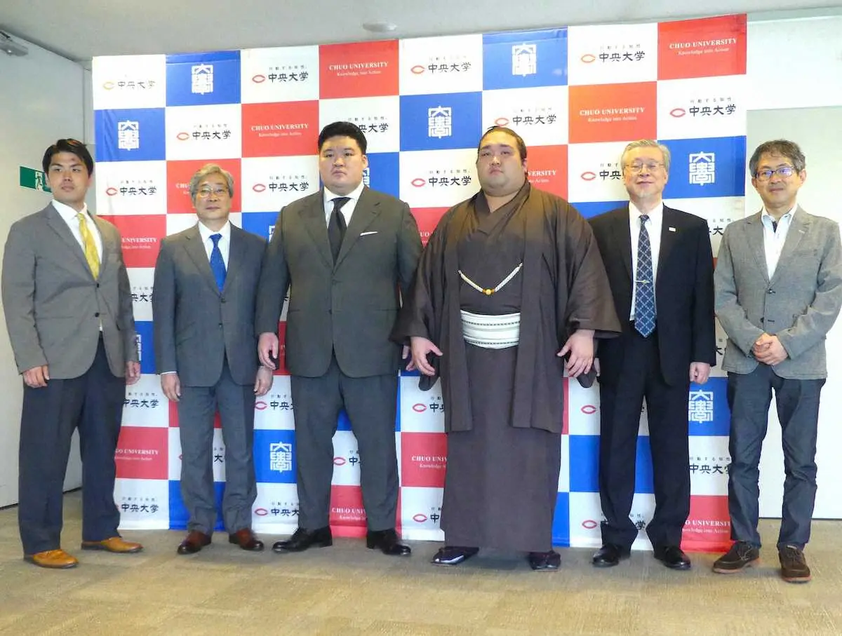 【画像・写真】豪ノ山が母校・中大で十両Vを報告　新入幕確実な名古屋場所へ「自分の相撲を取って勝ち越せるように」