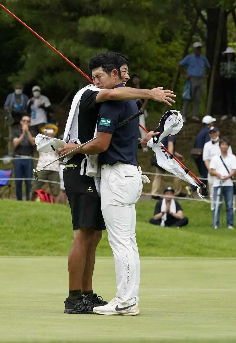 【画像・写真】中島　涙のプロ初優勝!金谷と「バチバチ」3週連続最終日最終組対決　29アンダープレーオフ決着