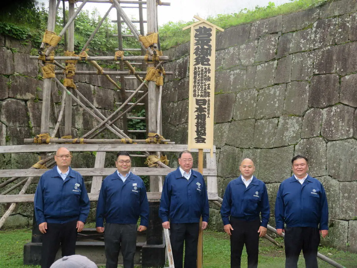 【画像・写真】出羽海親方、御免札を立てる　3関脇の大関獲りなど話題豊富に笑顔　関取23人休場の昨年から一転