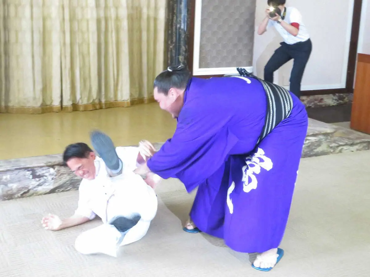 【画像・写真】河村市長を豪快につり落とし、大村県知事には渡し込み　照ノ富士が「名古屋ツートップ」連破