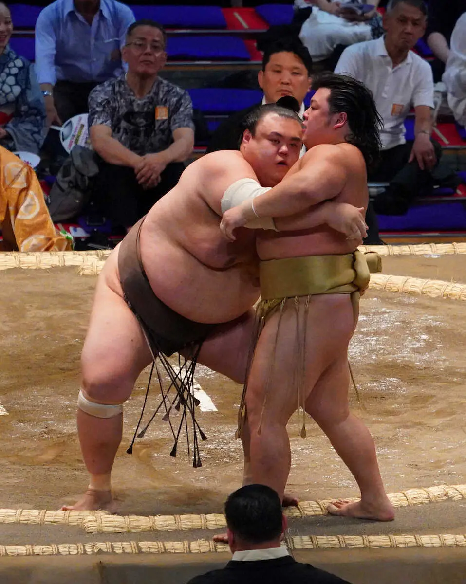 【画像・写真】新十両・川副改め輝鵬は黒星発進「めっちゃ緊張した」引退した兄弟子・石浦の金色の締め込み着用