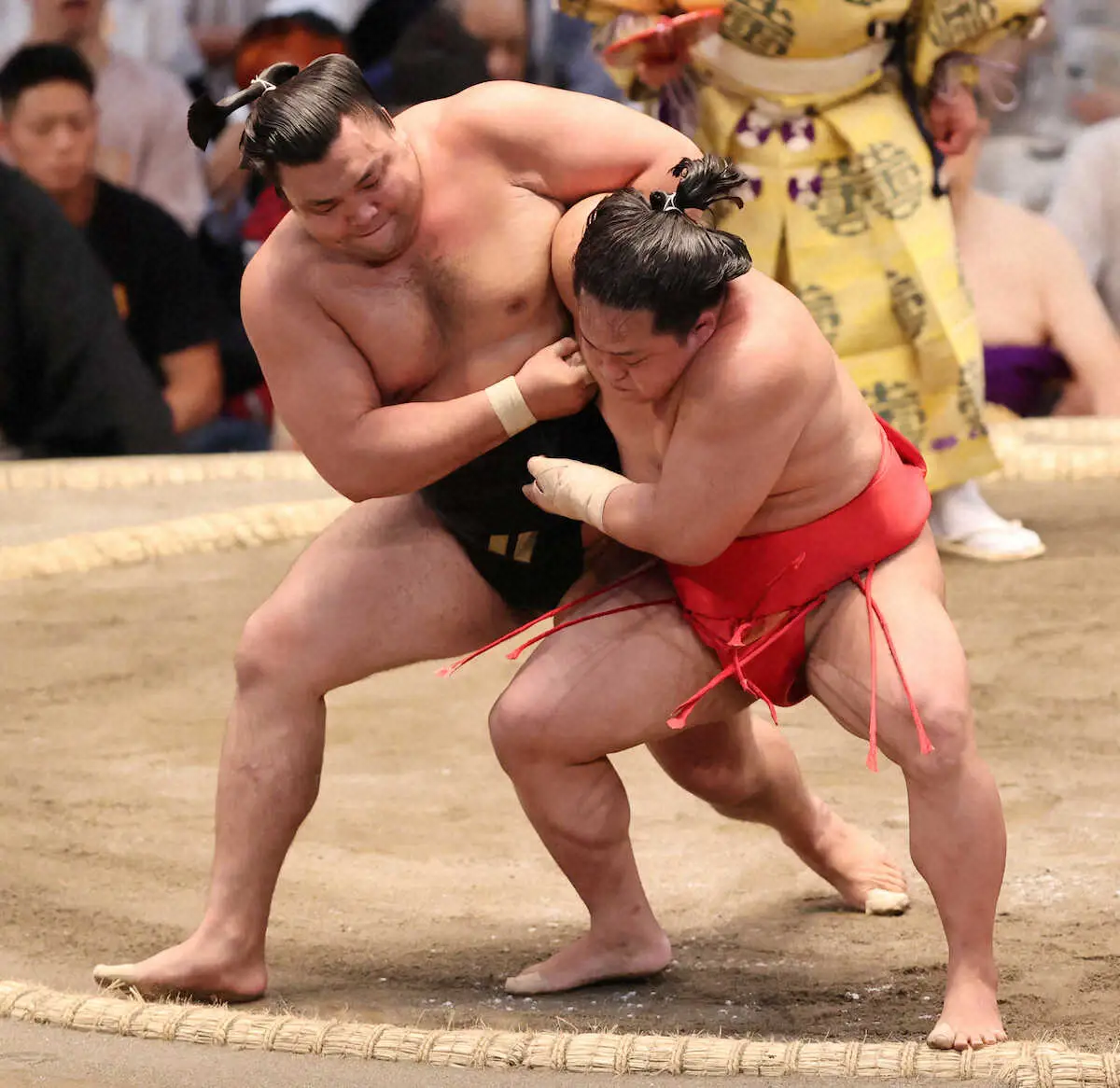 【画像・写真】会場大熱狂！！霧島「まわし待った」1分58秒の熱闘　大関昇進狙う豊昇龍はトップタイ7勝で1敗死守