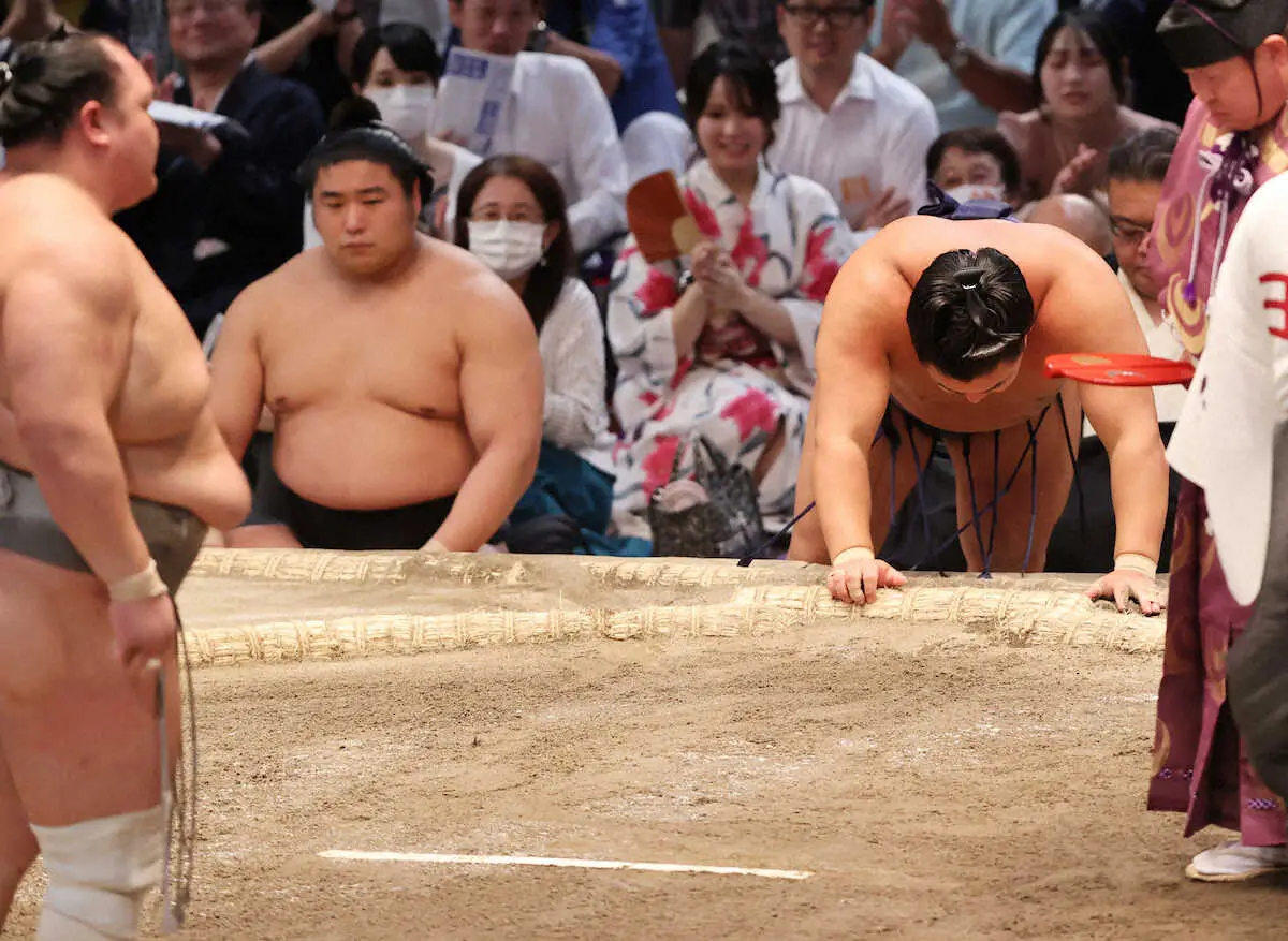 【画像・写真】＜大相撲名古屋場所12日目＞北勝富士（左手前）に押し出しで敗れる豊昇龍（撮影・椎名　航）