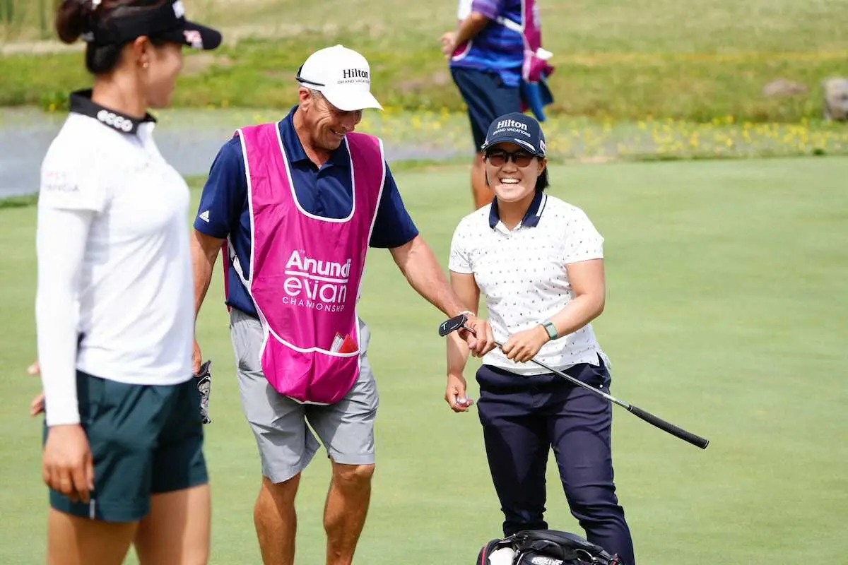 【画像・写真】＜エビアン選手権＞第2ラウンドの16番、バーディーを決め笑顔を見せる畑岡（撮影・西尾　大助）
