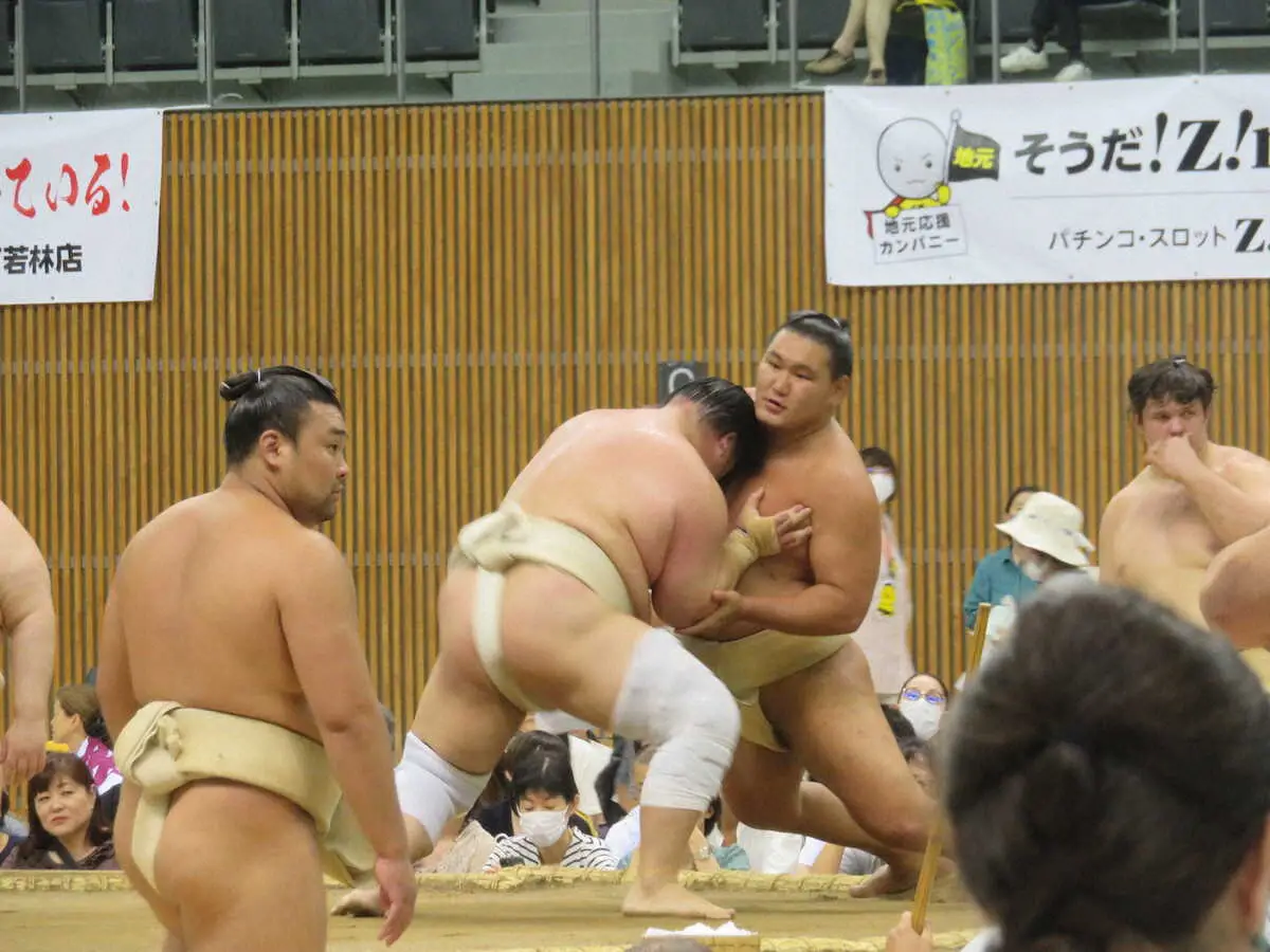 【画像・写真】新大関の豊昇龍　夏巡業開幕で早速指導　愛知・豊田巡業で獅司に腕立て伏せをアドバイス