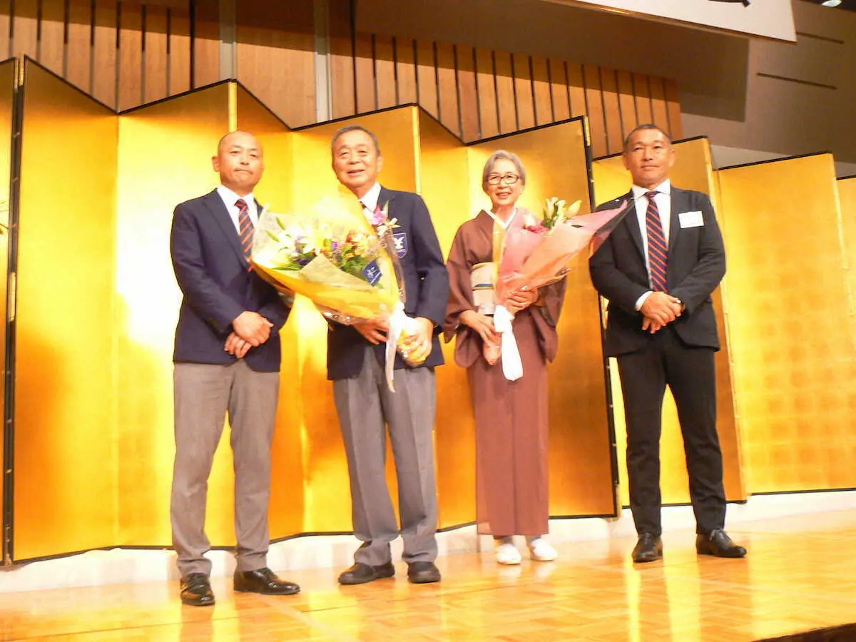 京産大ラグビー部・広瀬監督（左から）、大西健氏、迪子夫人、元木GM