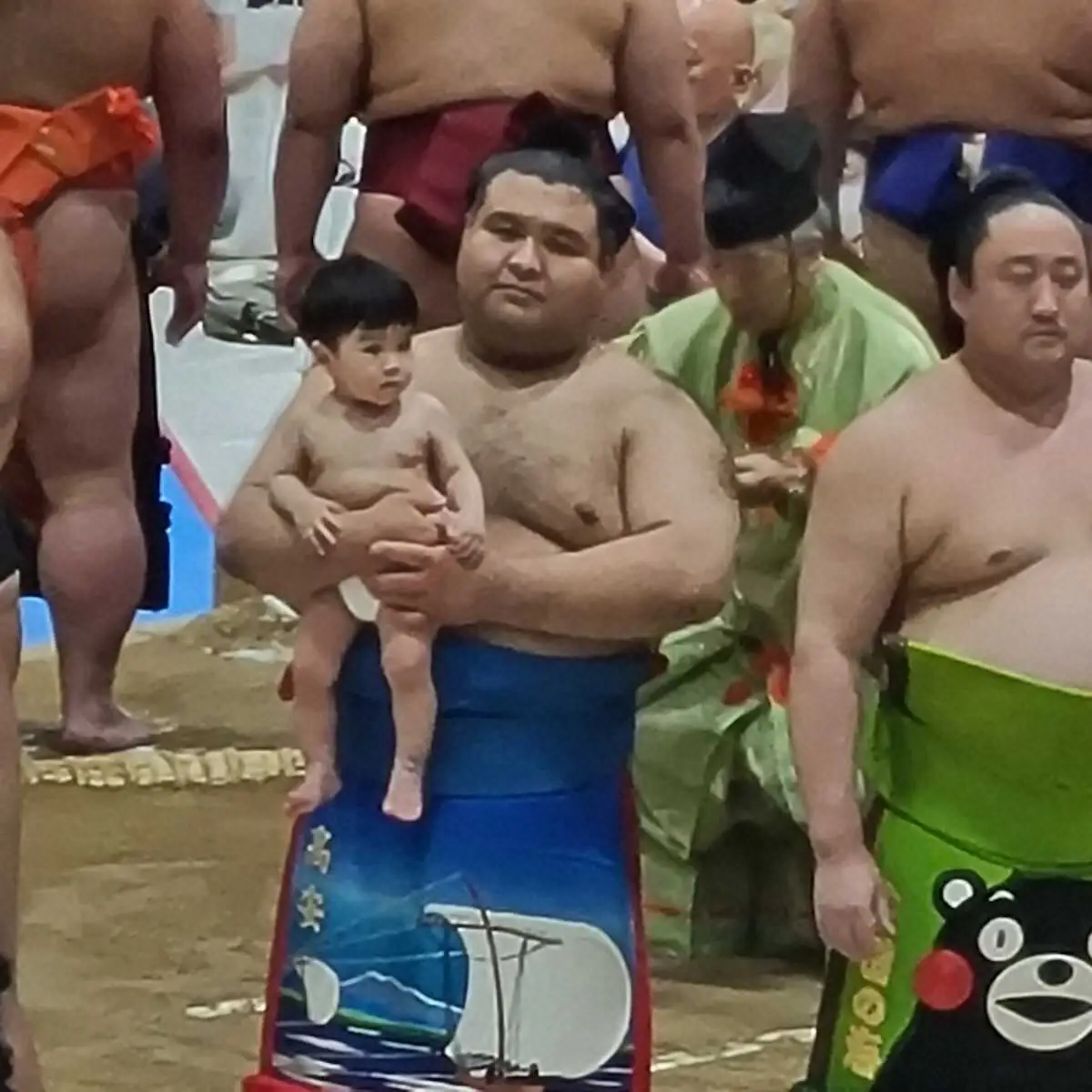 【画像・写真】【龍ケ崎巡業】高安が生後11カ月の長男を抱いて土俵入り「やっとできました」地元ファンからは激励の声