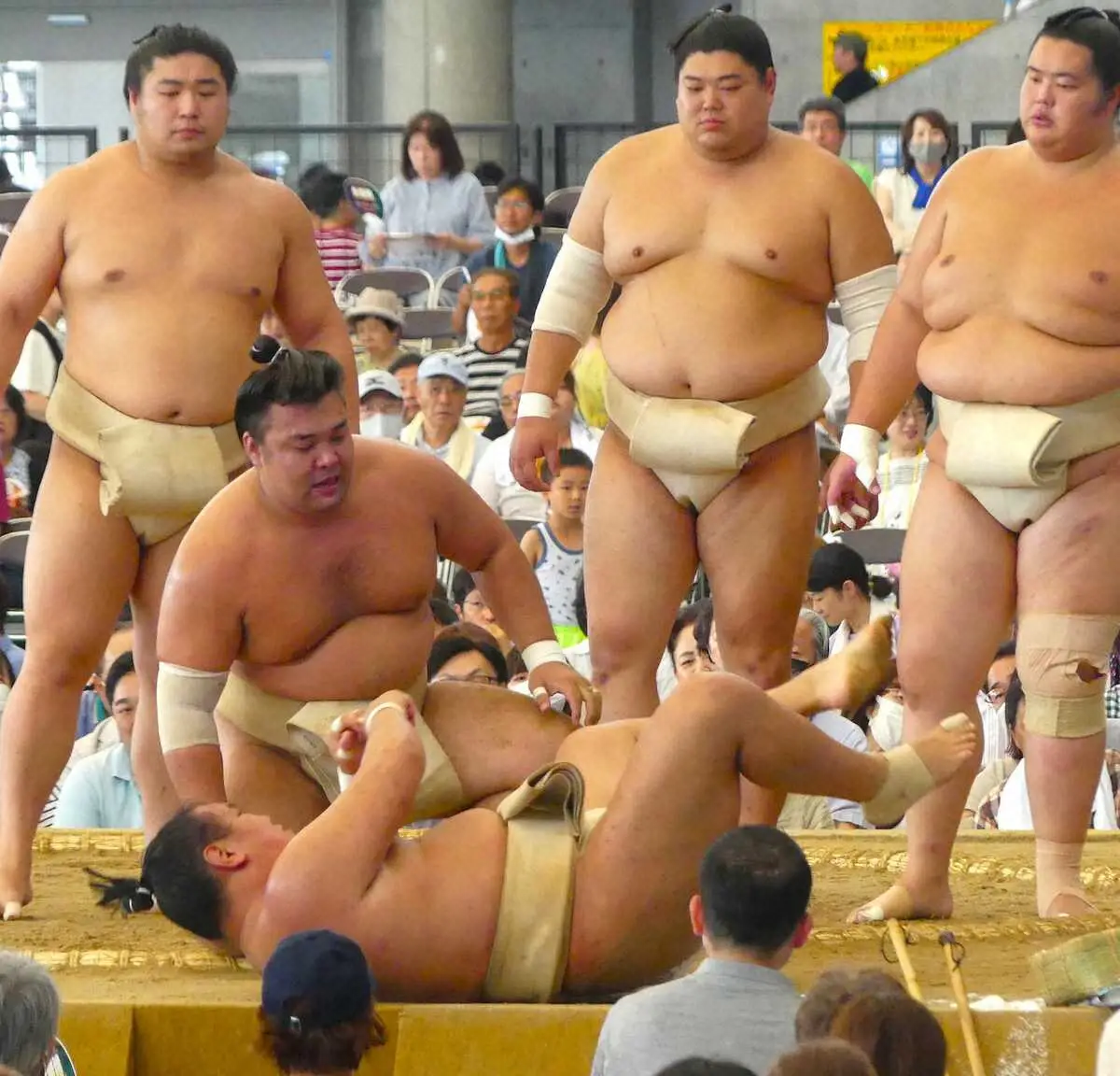 【画像・写真】【札幌巡業】大関同士の白熱稽古！霧島が豊昇龍を圧倒9戦全勝「1年以内に横綱に」八角理事長が激励