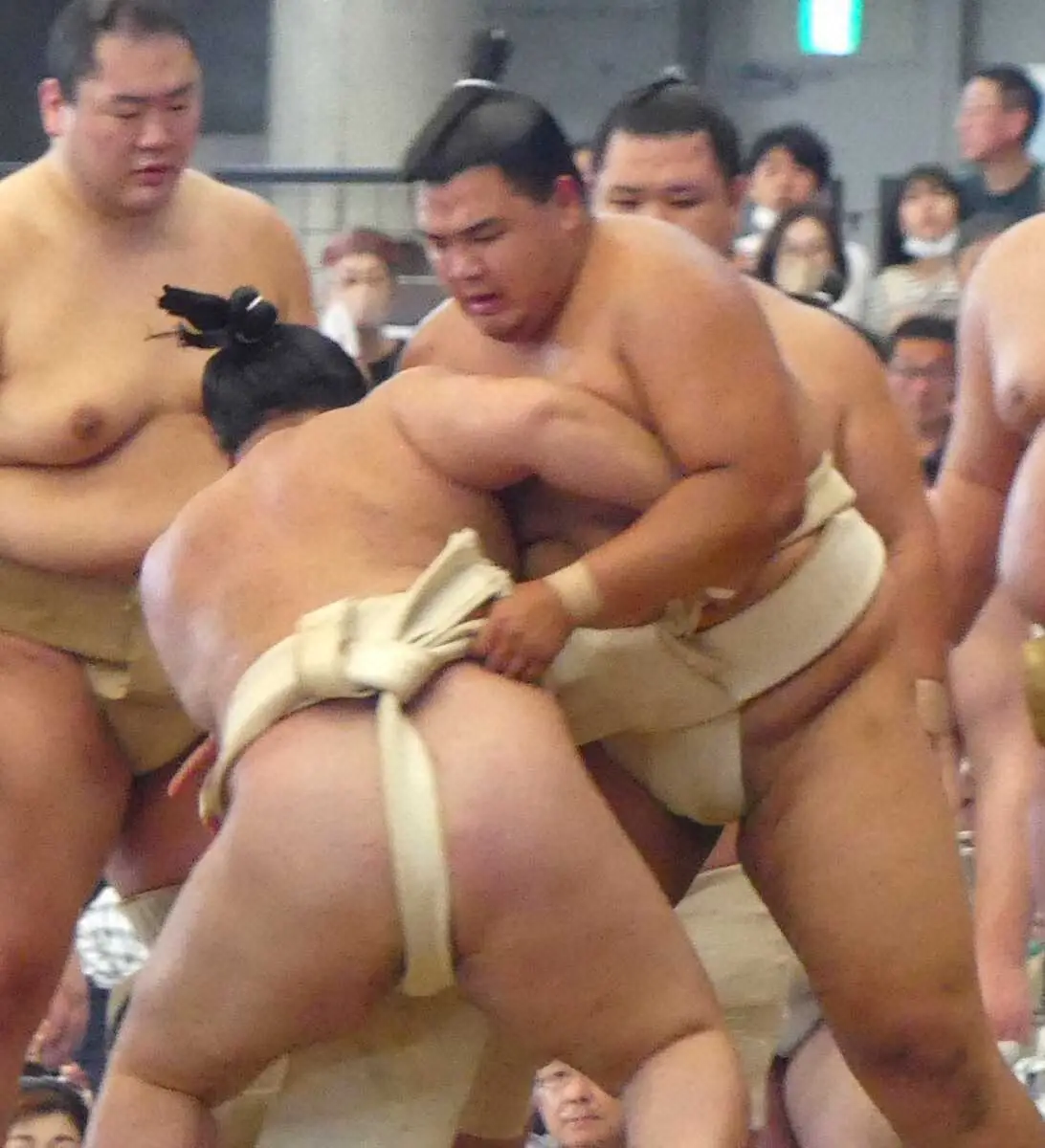 【画像・写真】【札幌巡業】八角理事長が5年ぶりの巡業視察　同郷の“道産子”北青鵬にアドバイスも