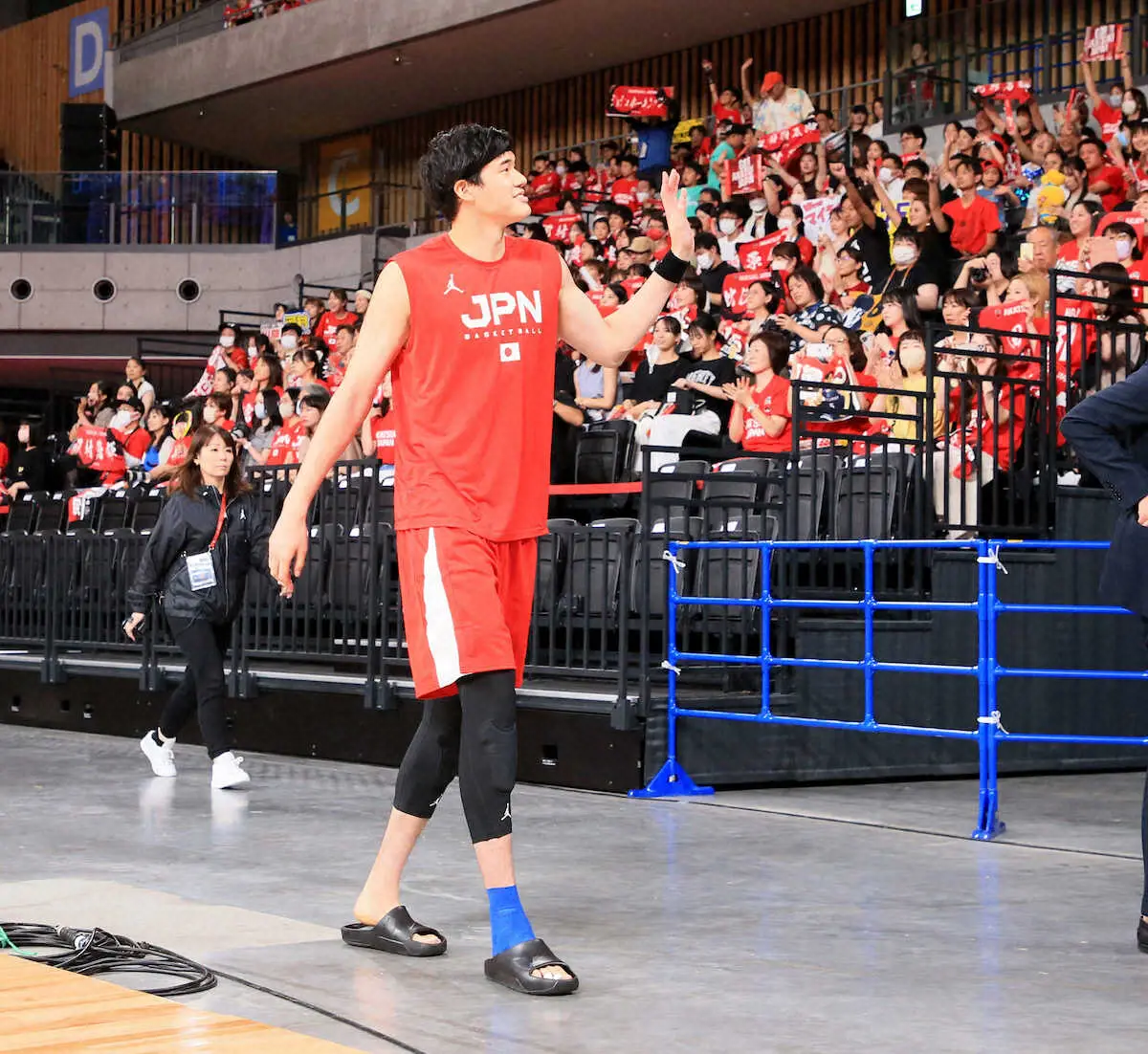 【画像・写真】渡辺雄太はサンダル姿　17日は欠場　指揮官は「MRI検査を受けた。全然大丈夫」