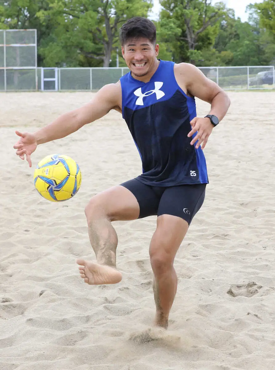 【画像・写真】サッカーボールを使ってトレーニングする松田　　（撮影・成瀬　徹）