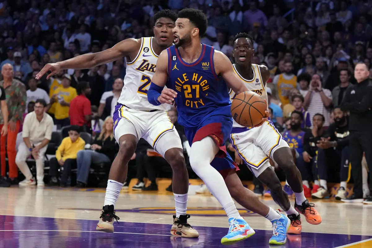 【画像・写真】NBAプレイオフでナゲッツのジャマール・マレー（中央）を相手にディフェンスする八村塁（左）とシュルーダー（右）（ロイター/USA　TODAY　Sports）