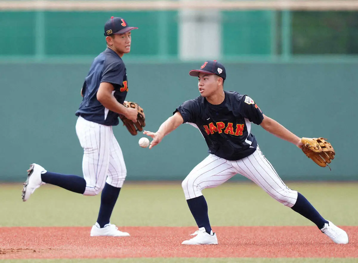 【画像・写真】＜侍ジャパンU18練習＞二塁でノックを受ける緒方（右）（撮影・木村　揚輔）
