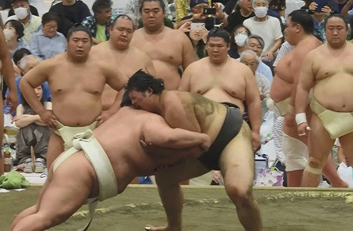 【画像・写真】大の里「貴重な経験」大関・貴景勝から“かわいがり”　ご当所の金沢巡業で新十両力士が砂まみれ