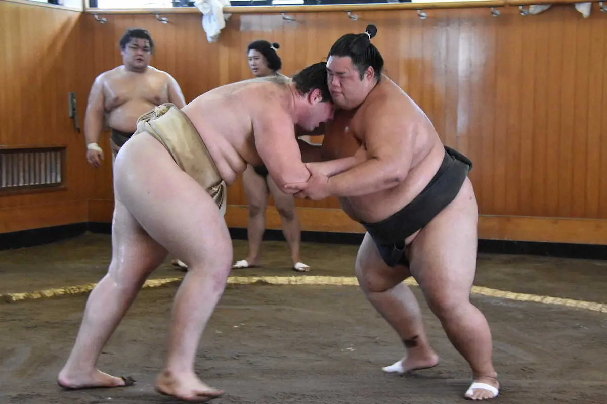 【画像・写真】飛躍の秋へ、十両・獅司が「3人連続ぶつかり」でスタミナ強化