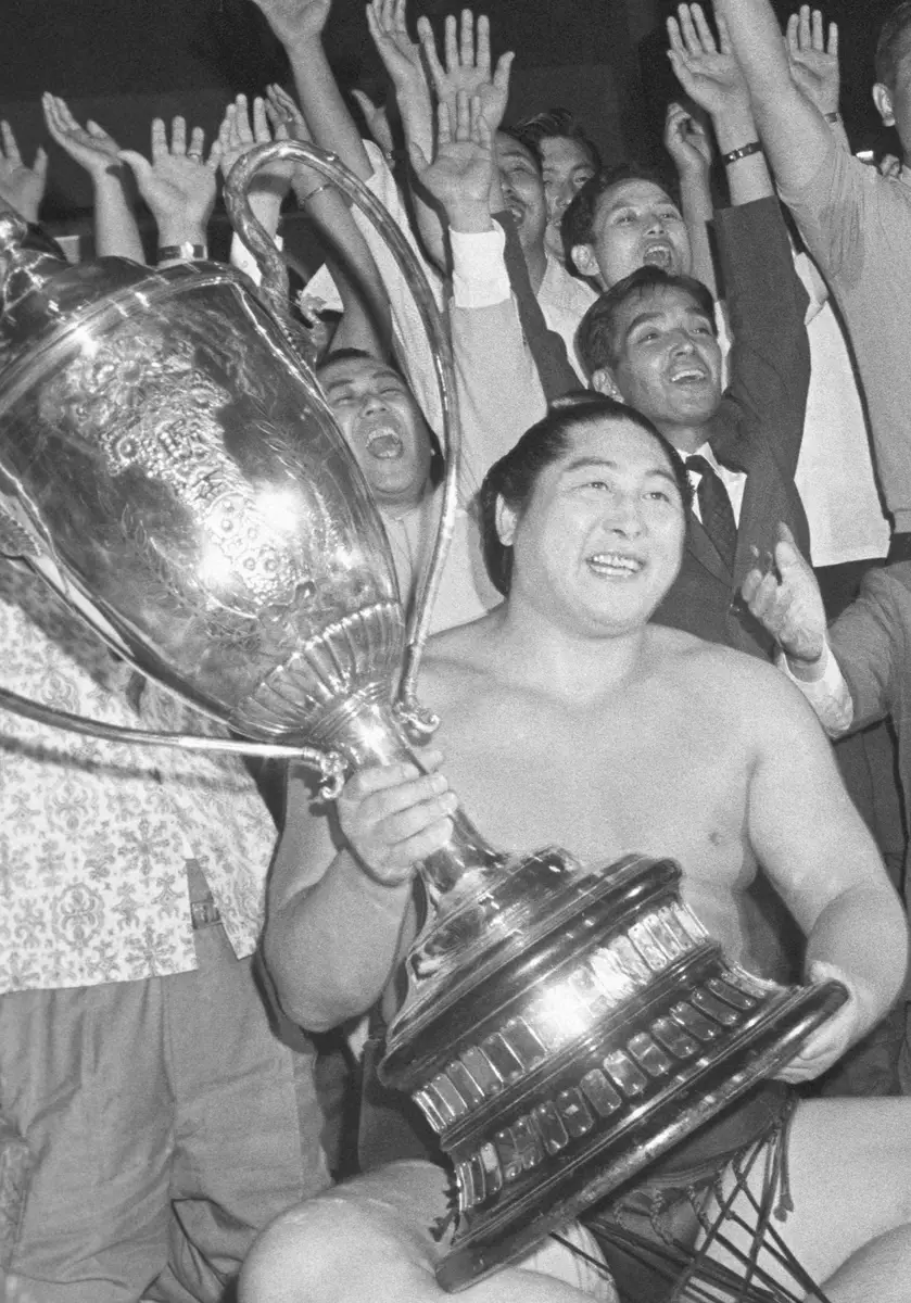 【画像・写真】1969年7月場所で初優勝して賜杯を手に笑顔の清国