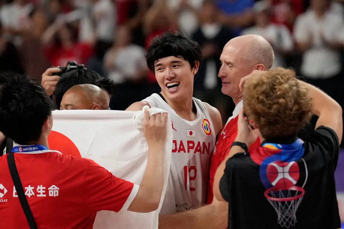 【画像・写真】渡辺雄太と喜びを分かち合うトム・ホーバス監督（右/ロイター）