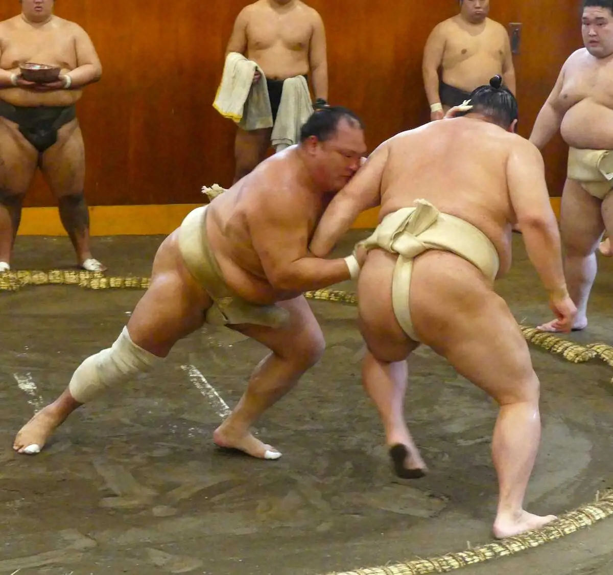 【画像・写真】時津風部屋で正代（右）と申し合い稽古を行う北勝富士