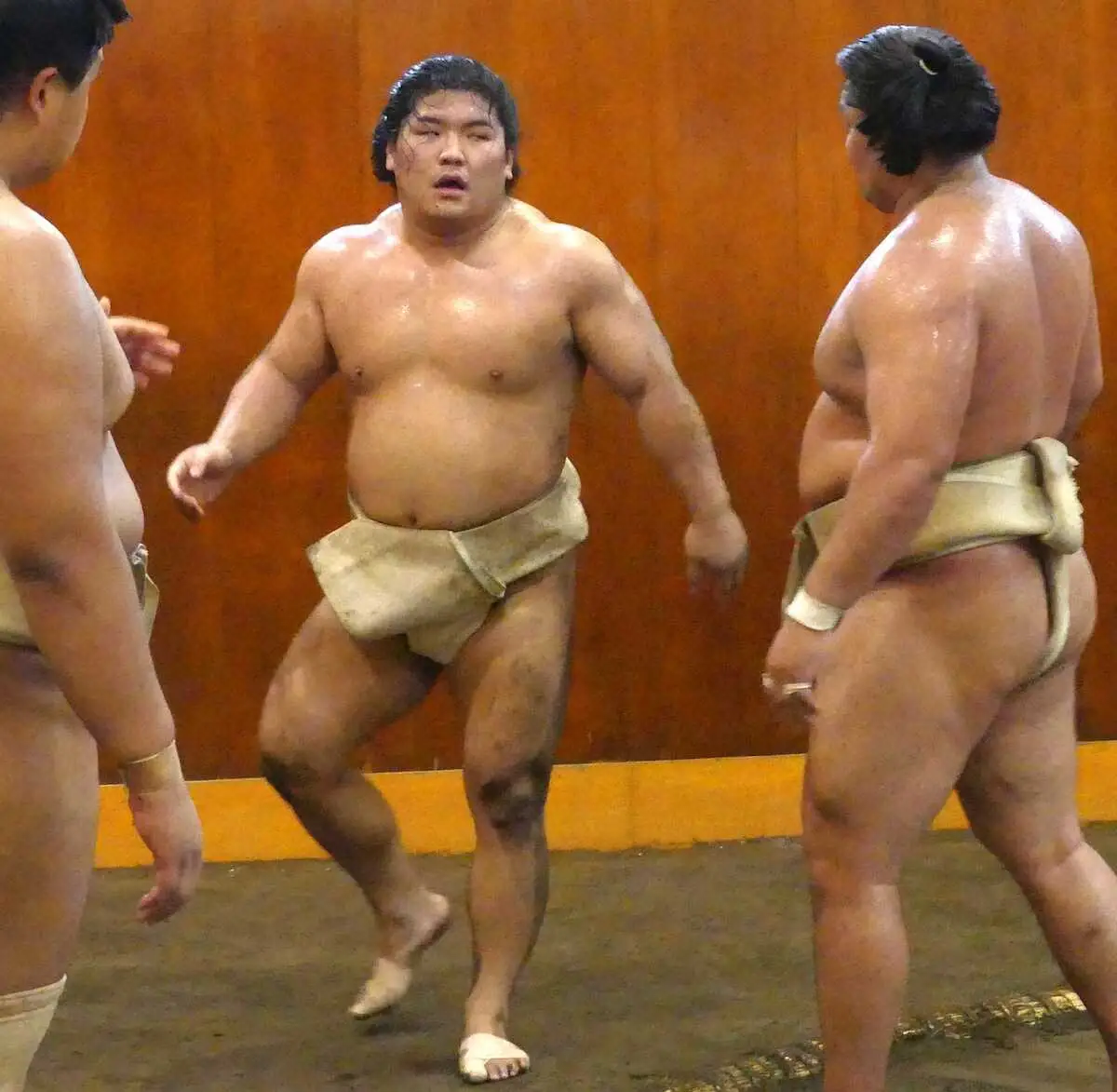 【画像・写真】新十両・石崎改め朝紅龍が充実の申し合い23番　汗と砂にまみれた白まわし「稽古してる証拠ですね」