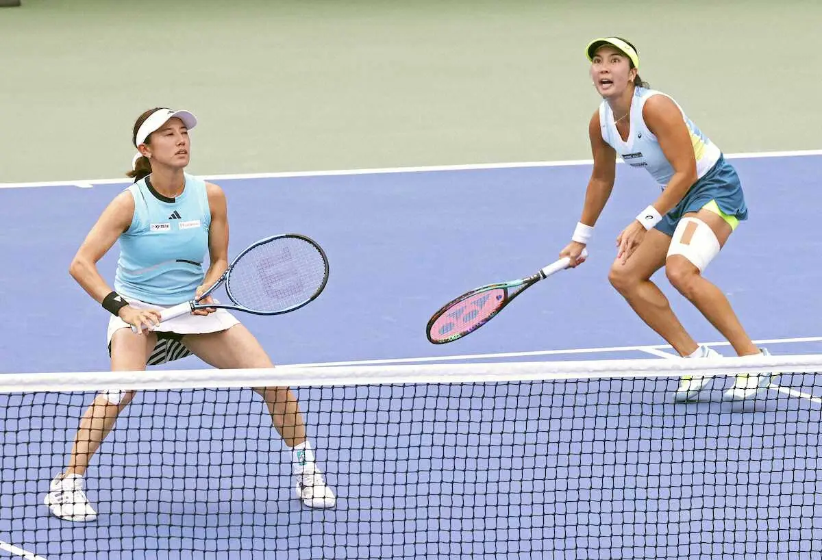 【画像・写真】　女子ダブルス3回戦でプレーする加藤未唯（左）、アルディラ・スーチャディ組＝ニューヨーク（共同）