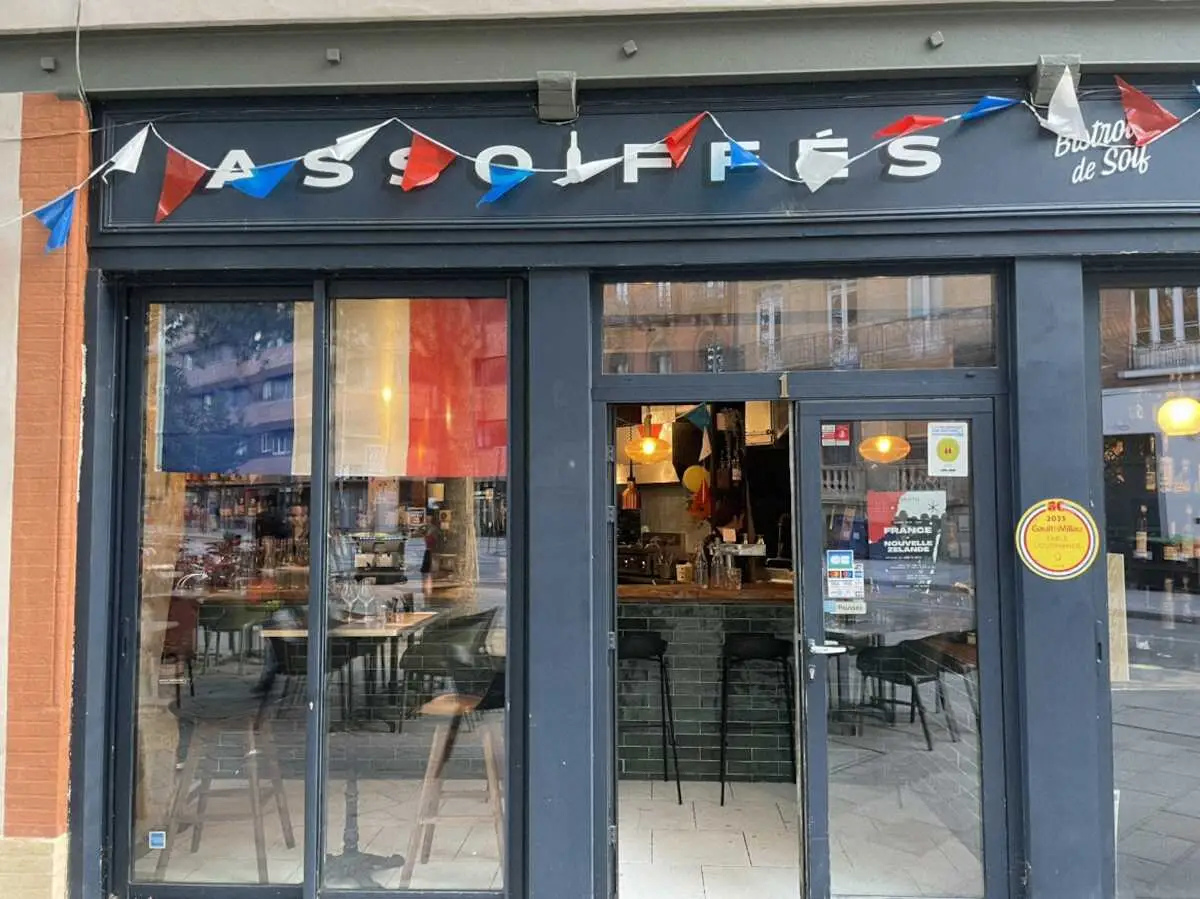 【画像・写真】開幕に向け、飲食店ではフランスの国旗が飾られている