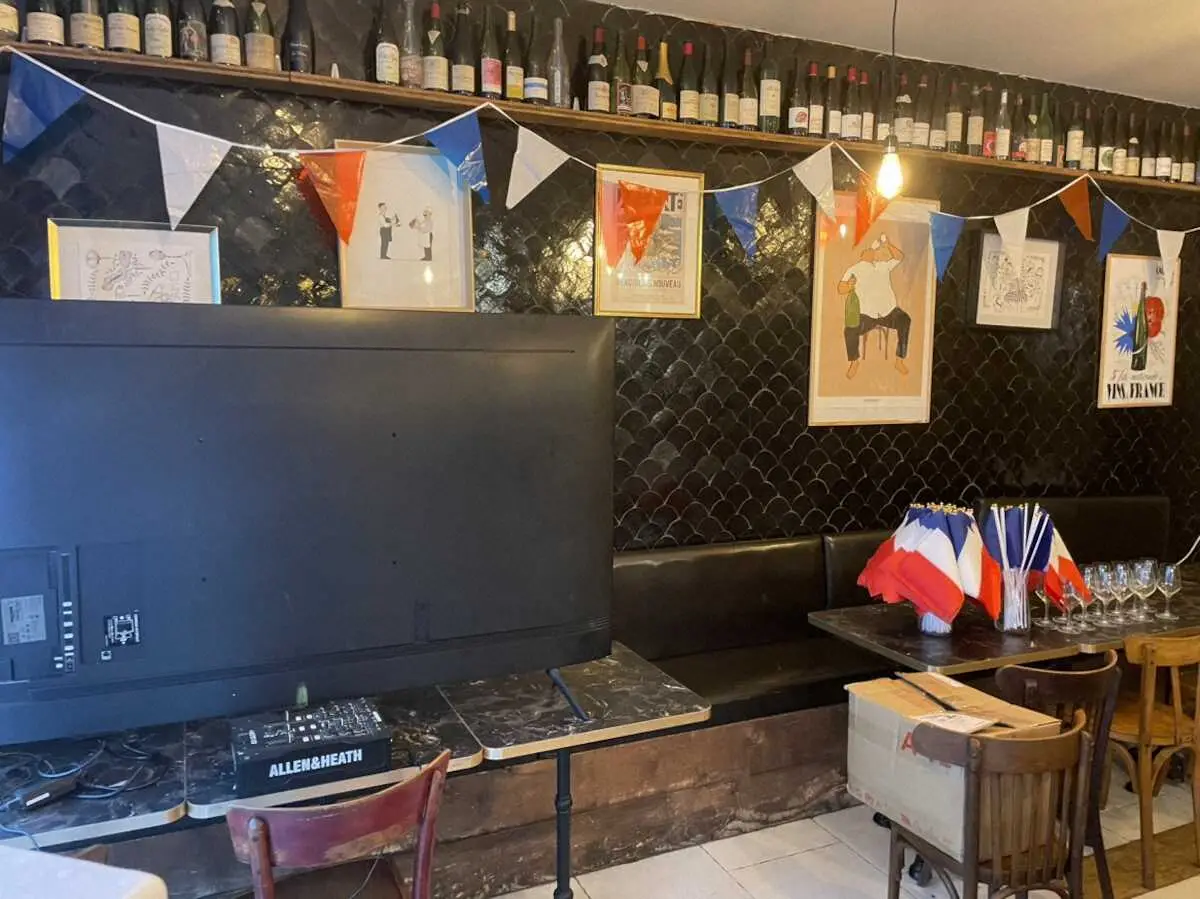 【画像・写真】店内ではPV用の大型モニターを設置