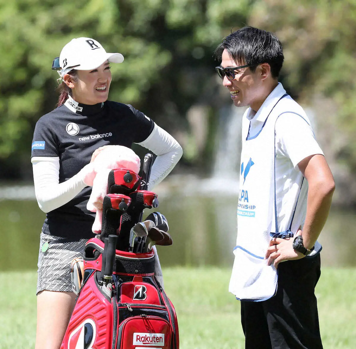 【画像・写真】稲見萌寧の地力　ハプニングにも負けず急造キャディーで首位発進、国内メジャー第2戦開幕