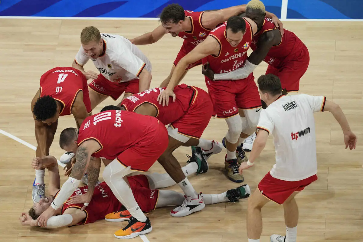 ＜バスケ男子W杯準決勝　米国・ドイツ＞初の決勝進出を決め喜びを爆発させるドイツ代表選手ら（AP）