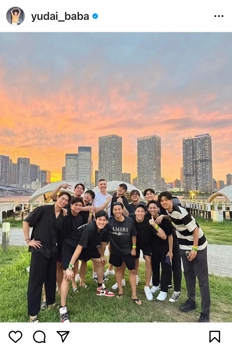 【画像・写真】バスケ馬場雄大「また会おう！」　夕焼けバックの私服姿の代表集合写真に「最高」「笑顔が眩しい」の声