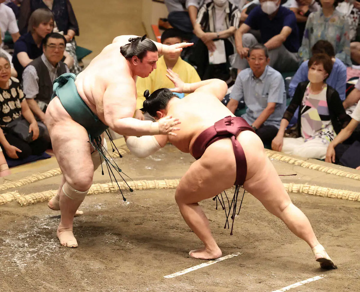 【画像・写真】＜大相撲秋場所5日目＞はたき込みで錦富士を破る碧山（左）（撮影・西海健太郎）