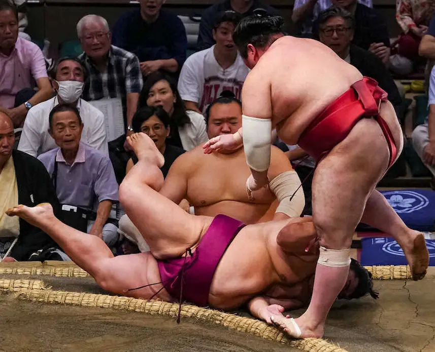 【画像・写真】熱海富士「ヒヤヒヤしました」　物言い→取り直し→また物言い…左足一本残った御嶽海撃破