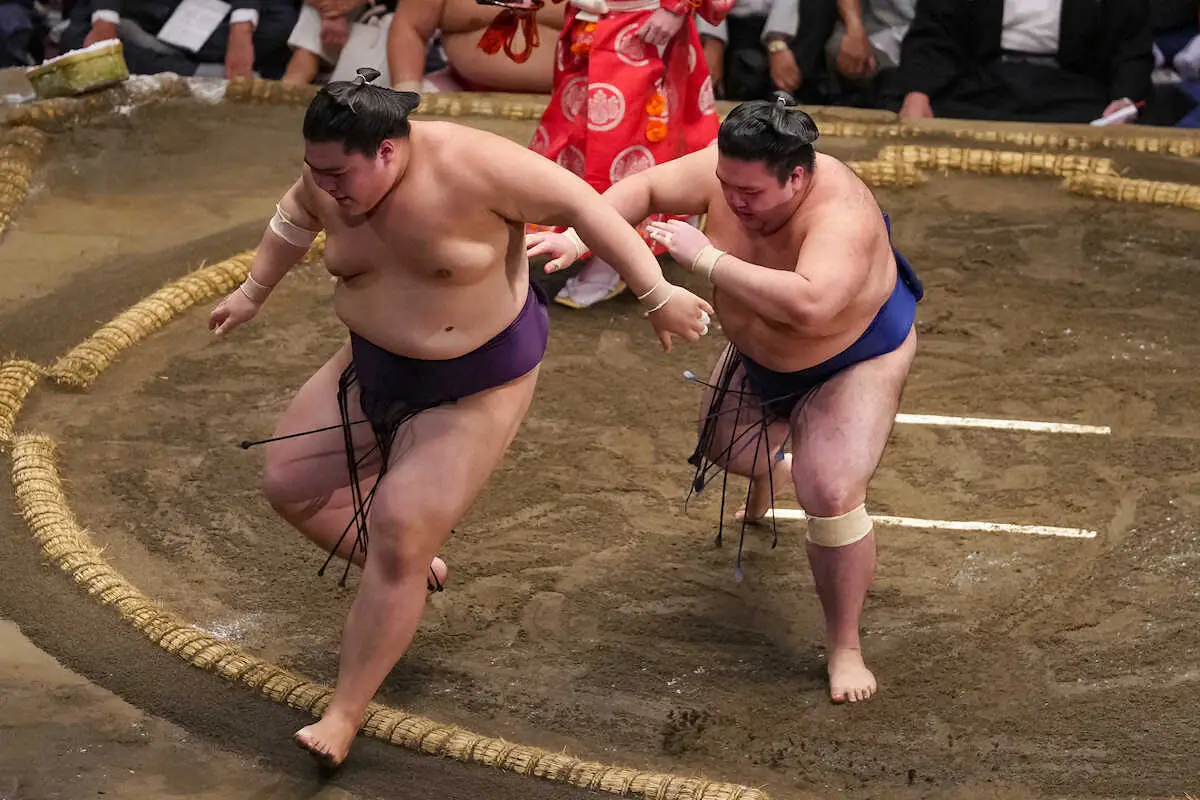 【画像・写真】豪ノ山が王鵬とのプロ初対戦で完勝「特に後輩には負けたくない」埼玉栄高の先輩が意地示す