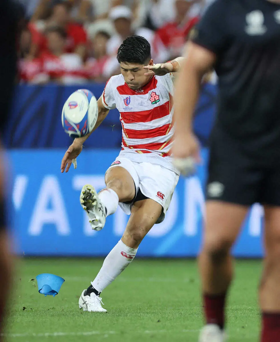 【画像・写真】＜日本・イングランド＞前半、松田が3本目のPGを決める（撮影・篠原岳夫）