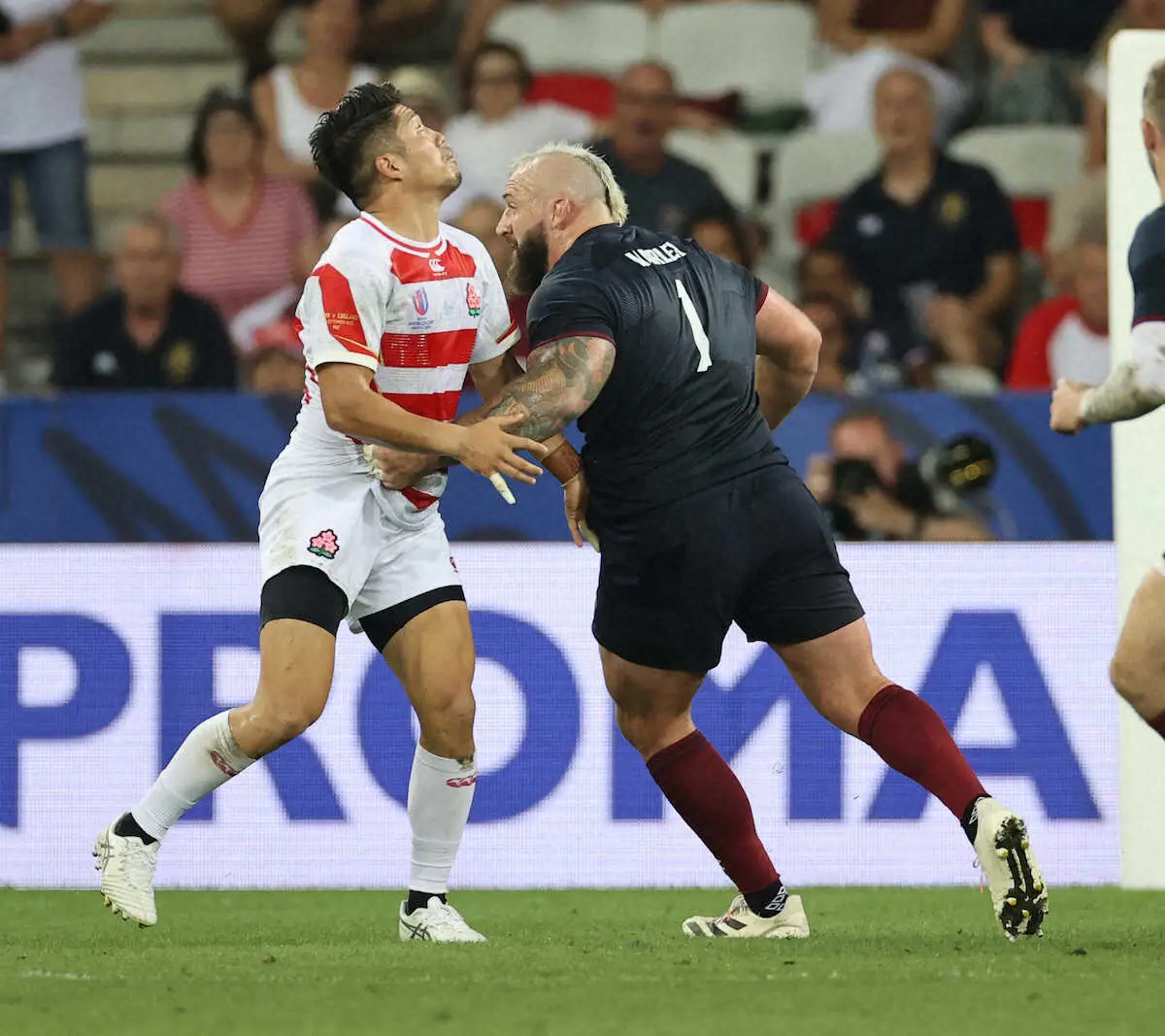 【画像・写真】＜日本・イングランド＞後半、マーラーの頭にボールが当たって跳ね上がり、松田が見上げる（撮影・篠原岳夫）