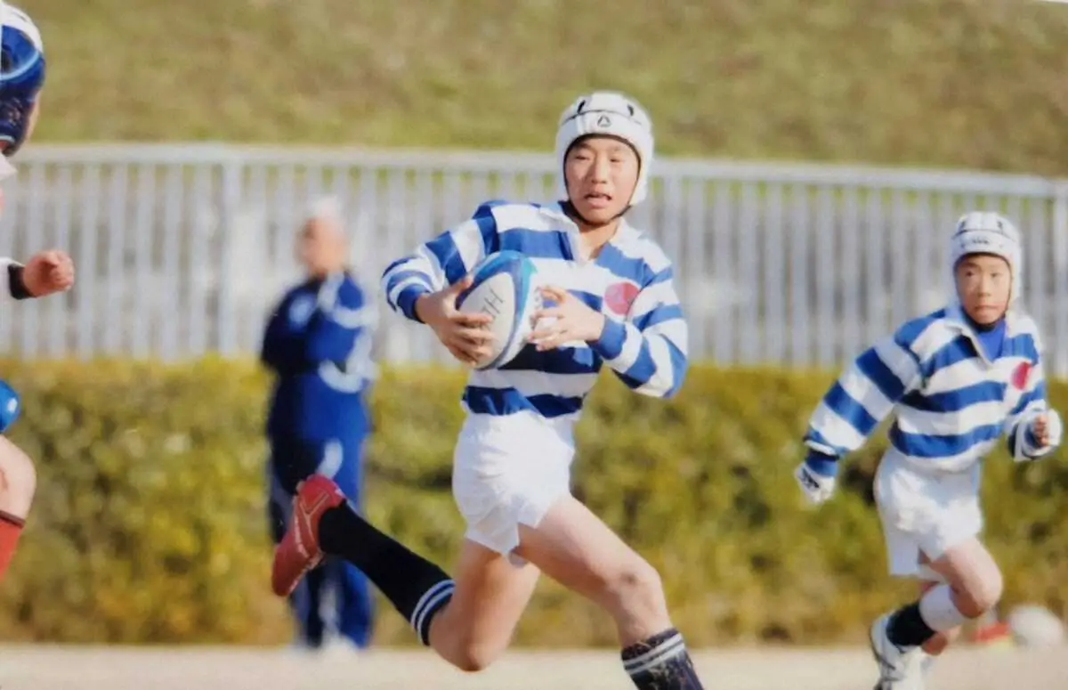 【画像・写真】亀岡ラグビースクール時代、ボールキャリーする長田（長田輝彦さん提供）