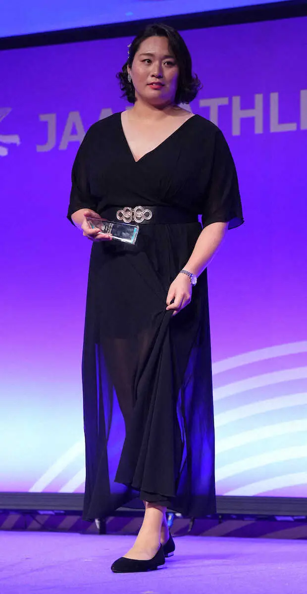 【画像・写真】やり投げ女王・北口榛花が凱旋帰国　世界選手権、DLファイナル初制覇　ハイチュウには笑顔