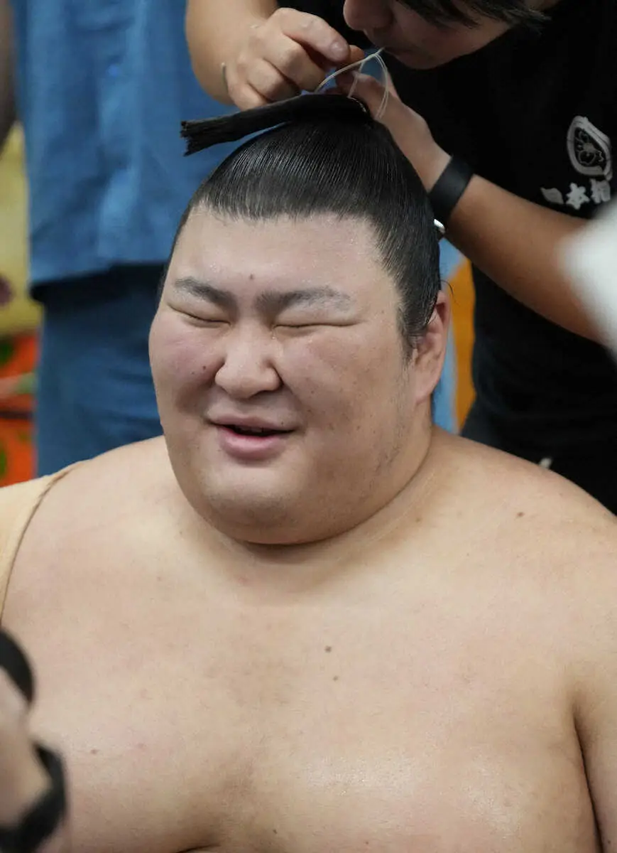 【画像・写真】熱海富士　高安との1敗対決制し単独首位「やったー!」元大関を豪快に吹っ飛ばした押し倒し