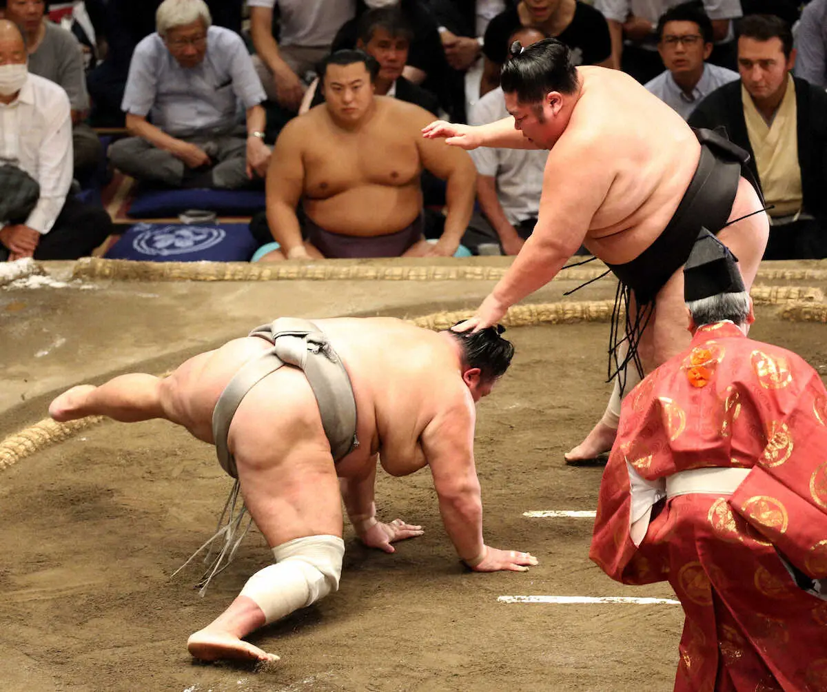 【画像・写真】北勝富士（左）をはたき込みで下す剣翔（撮影・久冨木　修）