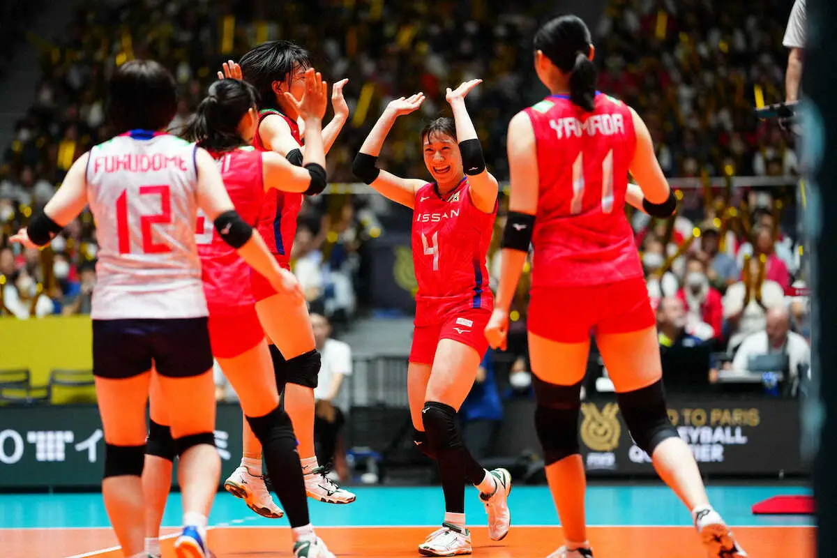 【画像・写真】＜日本・ブルガリア＞第2セット、得点に喜ぶ石川（中央）（撮影・小海途　良幹）