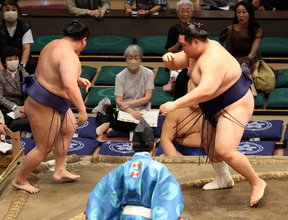 【画像・写真】十両3枚目・友風が勝ち越し！4年ぶり幕内復帰へ前進「今場所一番良い相撲」花道で中村親方と握手