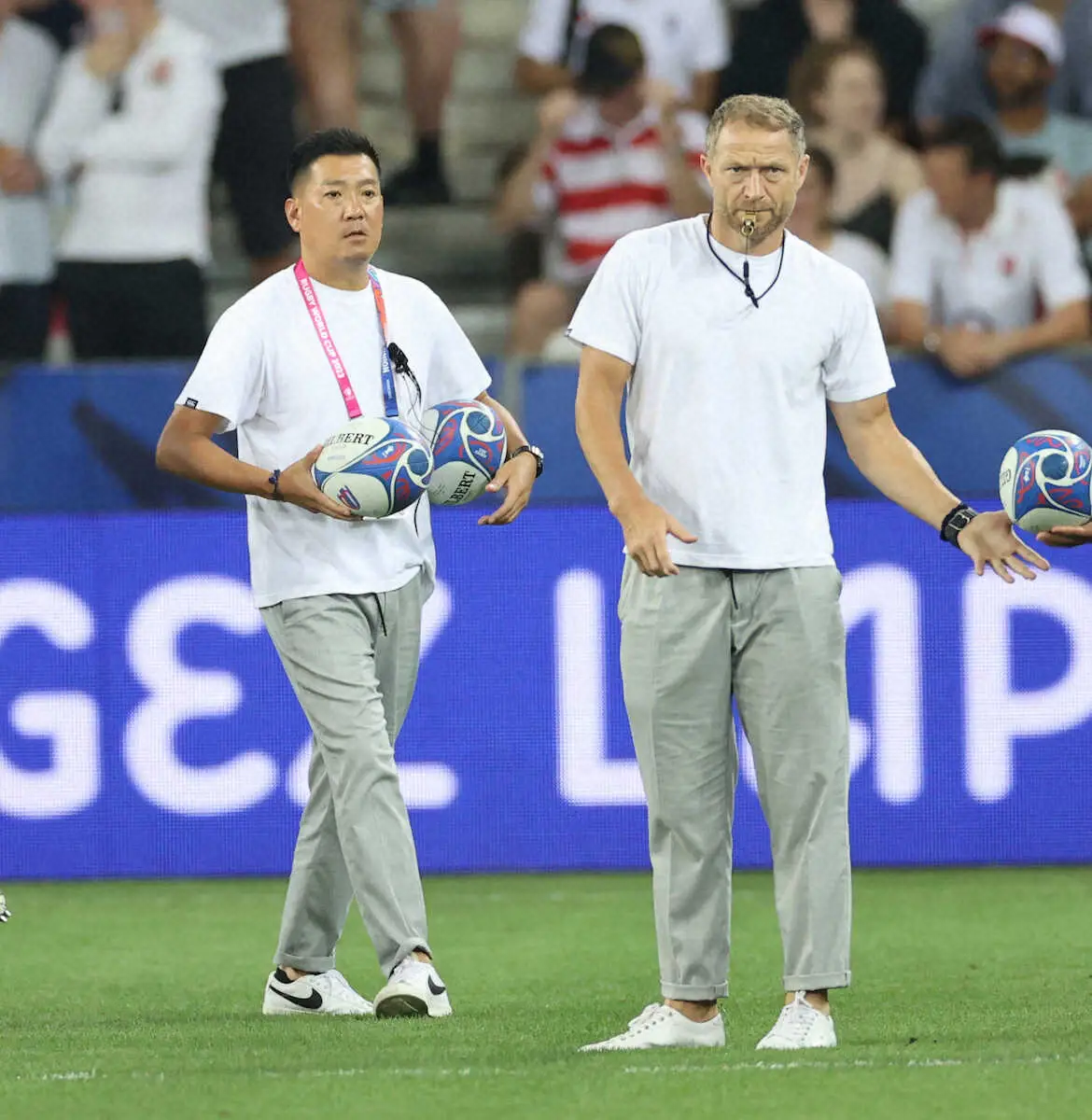 【画像・写真】イングランド戦の前に練習を手伝う吉水通訳（左）（撮影・篠原岳夫）