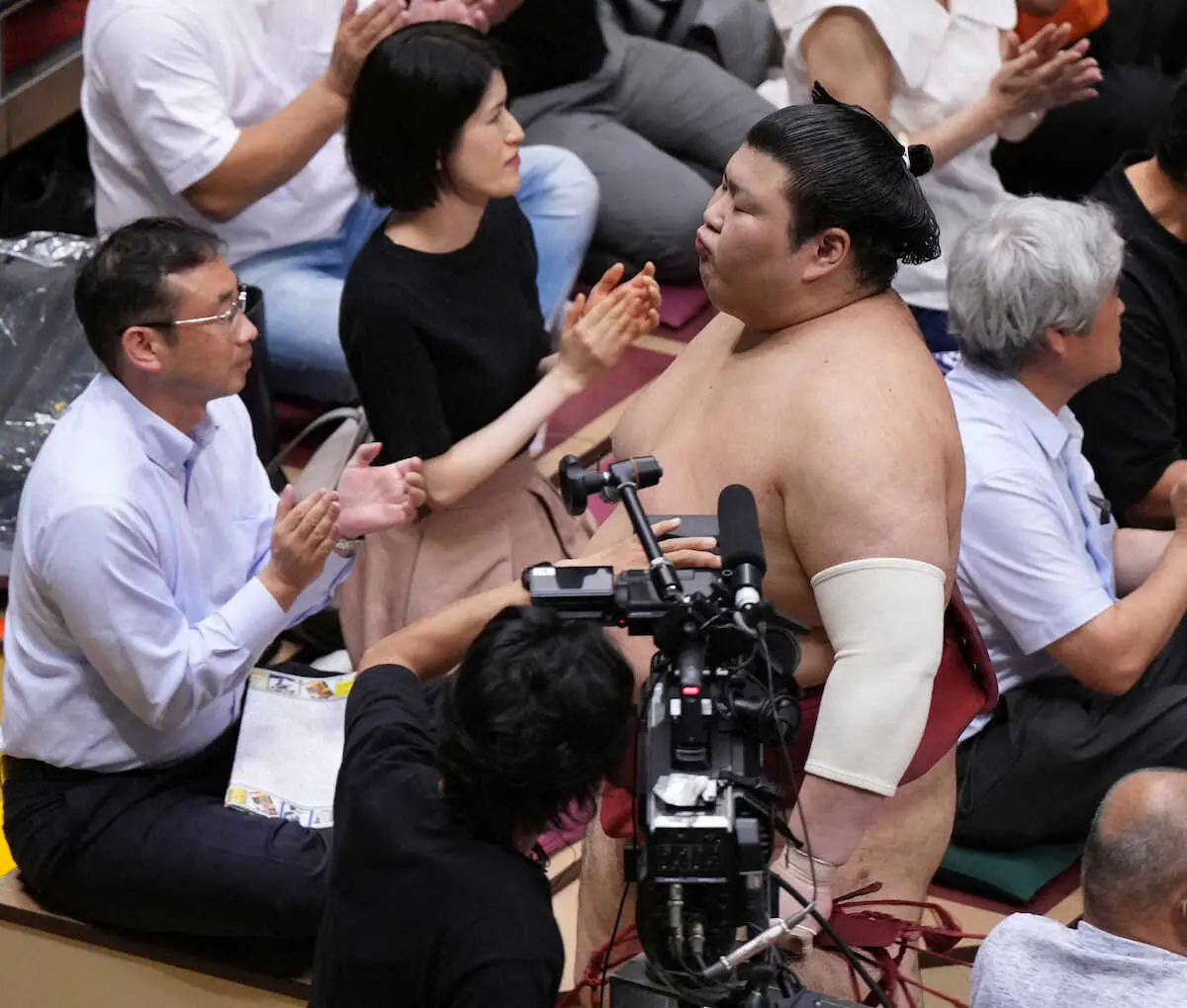 【画像・写真】＜大相撲秋場所13日目＞貴景勝に敗れ、厳しい表情で会場を後にする熱海富士（撮影・木村　揚