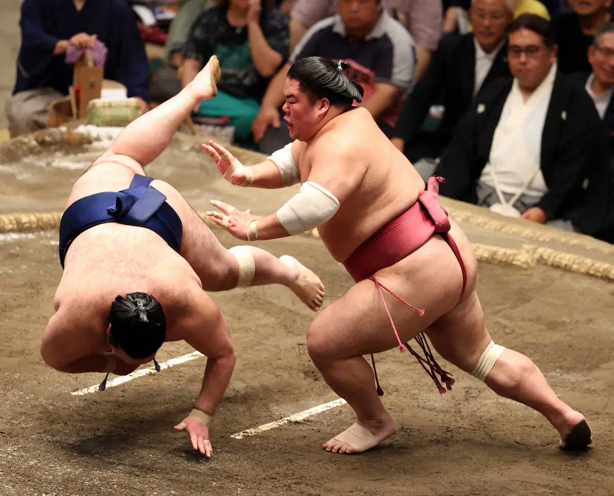 【画像・写真】＜大相撲秋場所13日目＞豪ノ山（左）をはたき込みで下す大栄翔（撮影・久冨木　修）