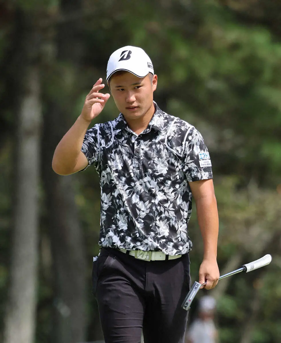 【画像・写真】9番、バーディーを奪い、ギャラリーの声援に応える長野泰雅（撮影・井垣　忠夫）