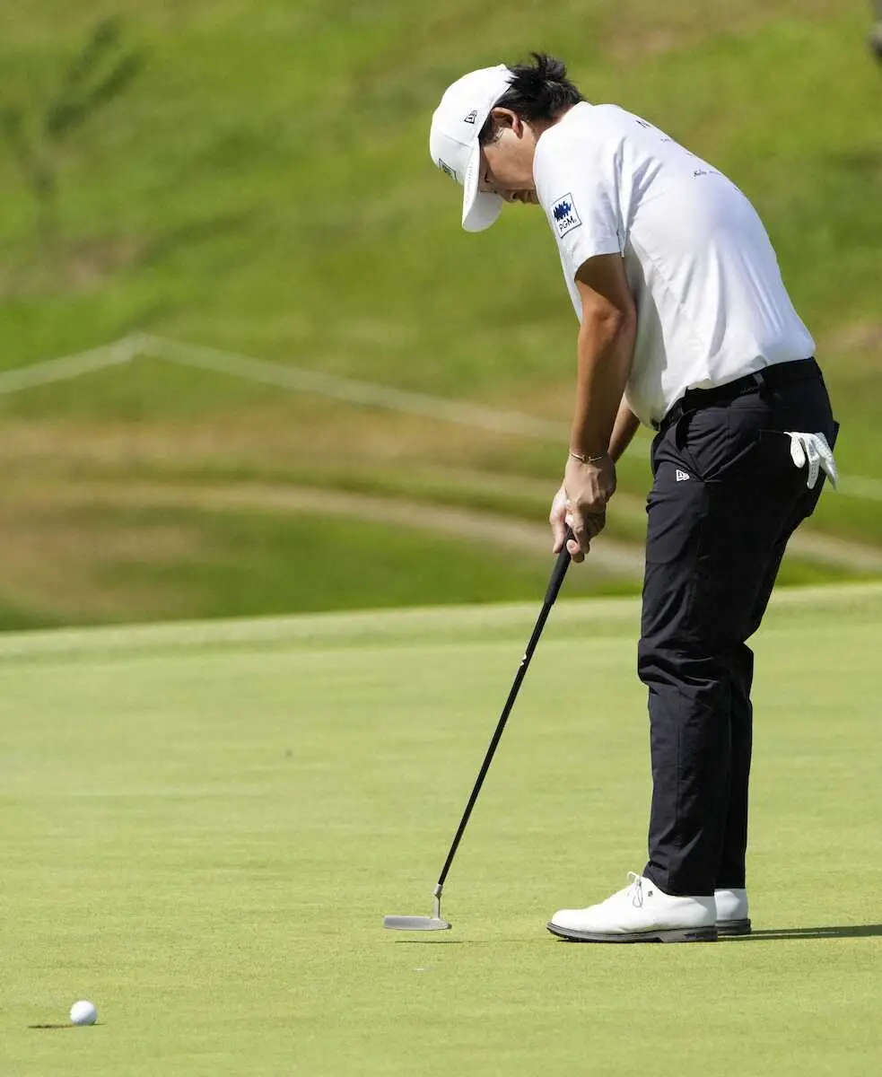 【画像・写真】5番でバーディーパットを決める大槻